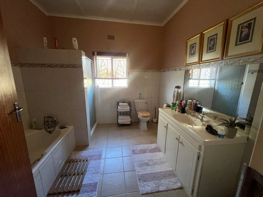 4 Bedroom Property for Sale in Kanoneiland Northern Cape